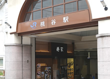 （1）【JR桃谷駅よりお越しの場合】改札口を出て左（西）側へ出ます。