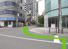 （2）横断歩道を渡り、→矢印 の方向へ進みます。